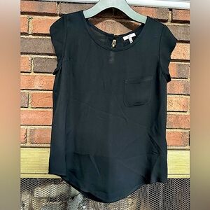 🛍️ Black sleeveless top with one front pocket.